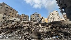 Destruição no local de um ataque aéreo israelense no subúrbio sul de Beirute, em 10 de outubro de 2024 (AFP)