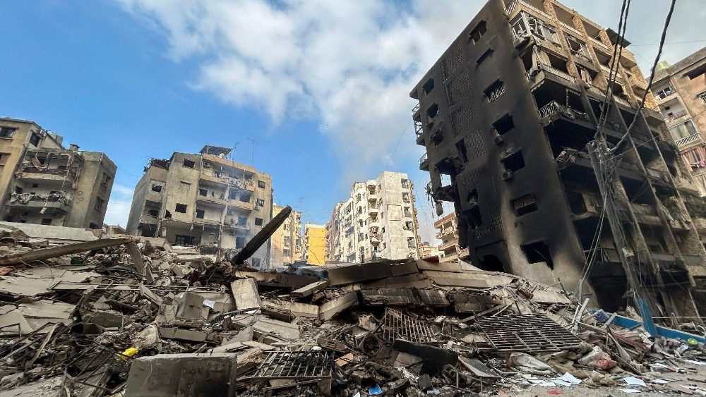 Destruição no local de um ataque aéreo israelense no subúrbio sul de Beirute, em 10 de outubro de 2024 (AFP)