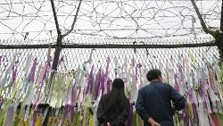 La esperanza de reunificación en las cintas que colgaban de la valla de la zona desmilitarizada entre las dos Coreas.