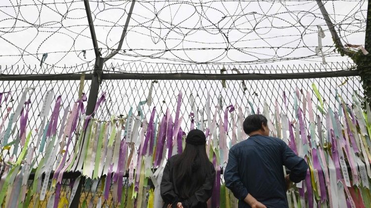 La esperanza de reunificación en las cintas que colgaban de la valla de la zona desmilitarizada entre las dos Coreas.