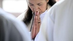 Im Gebet: Teilnehmerin an einer vom Vatikan nicht genehmigten Diakon- und Priesterweihe von Frauen in Rom, im Oktober letzten Jahres