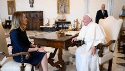 L'incontro tra Papa Francesco e la presidente del Parlamento Europeo Metsola, nella Biblioteca del Palazzo Apostolico Vaticano