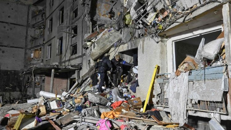 Policiais e socorristas do Serviço Estadual de Emergência da Ucrânia trabalham em um prédio de apartamentos danificado após um ataque aéreo em Kharkiv, em 31 de outubro de 2024, em meio à invasão russa da Ucrânia. (Foto de SERGEY BOBOK / AFP)