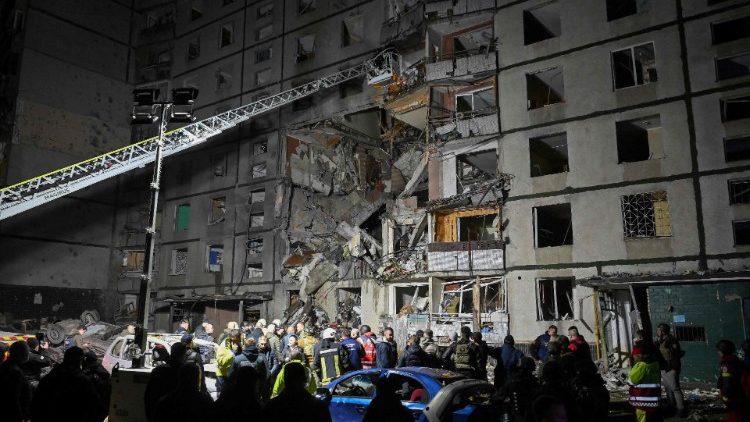 Policiais e socorristas do Serviço Estadual de Emergência da Ucrânia trabalham em um prédio de apartamentos danificado após um ataque aéreo em Kharkiv, em 31 de outubro de 2024, em meio à invasão russa da Ucrânia. (Foto de SERGEY BOBOK / AFP)