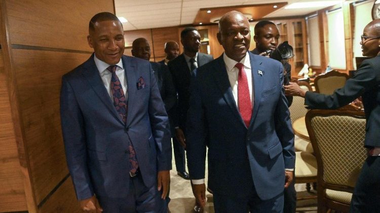 O novo presidente do Botsuana, Duma Boko (à esquerda), e o presidente cessante, Mokgweetsi Masisi (à direita), na cerimónia de tomada de posse na segunda-feira, 4 de novembro de 2024. (AFP or licensors) 