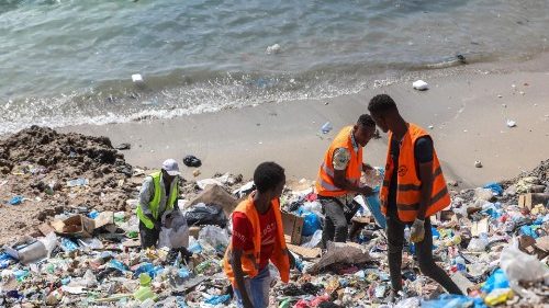 Forscher: Weltplastikabkommen muss Produzenten verpflichten 