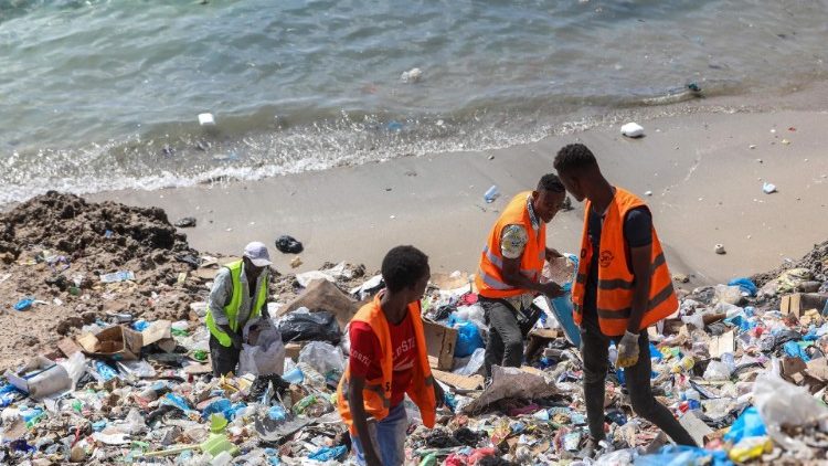 An den Strand geschwemmter Plastikmüll in Somalia