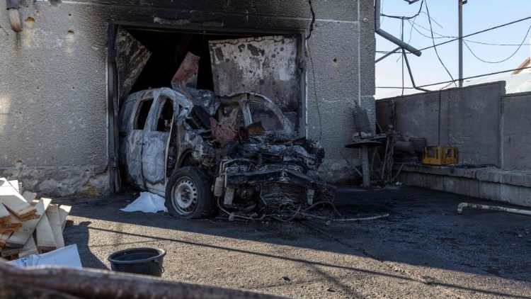 Esta fotografia tirada em 17 de novembro de 2024 mostra um carro queimado no pátio de uma casa danificada após um ataque de míssil em um local não revelado na região de Odesa. A Rússia atacou a Ucrânia com "um dos maiores" ataques aéreos que sofreu em um ataque que teve como alvo a infraestrutura de energia do país, disse o Ministro das Relações Exteriores de Kiev, Andriy Sybiga, em 17 de novembro de 2024. (Foto de Oleksandr GIMANOV / AFP)