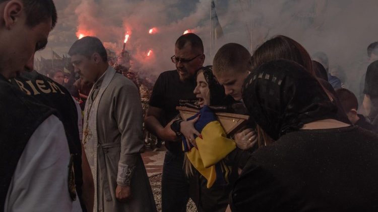 Mariana (C) reage durante o funeral de seu filho Nazary Gryntsevych, um soldado ucraniano da Brigada Azov, com o indicativo "Grinka", em um cemit&eacute;rio em Vinnytsia, em 10 de maio de 2024, em meio &agrave; invas&atilde;o russa da Ucr&acirc;nia. "Grinka" foi um dos soldados mais jovens a defender a sider&uacute;rgica Azovstal na cidade de Mariupol, no sul, durante um cerco de tr&ecirc;s meses que deu aos seus defensores um status de culto, antes de ser capturado pelas tropas russas quando tomaram Mariupol em maio de 2022, antes de ser repatriado para a Ucr&acirc;nia como parte de um acordo de prisioneiros com a R&uacute;ssia antes de retornar novamente ao campo de batalha, onde foi morto mais tarde. (Foto de Roman PILIPEY / AFP) / AFP FOTOS DO ANO DE 2024