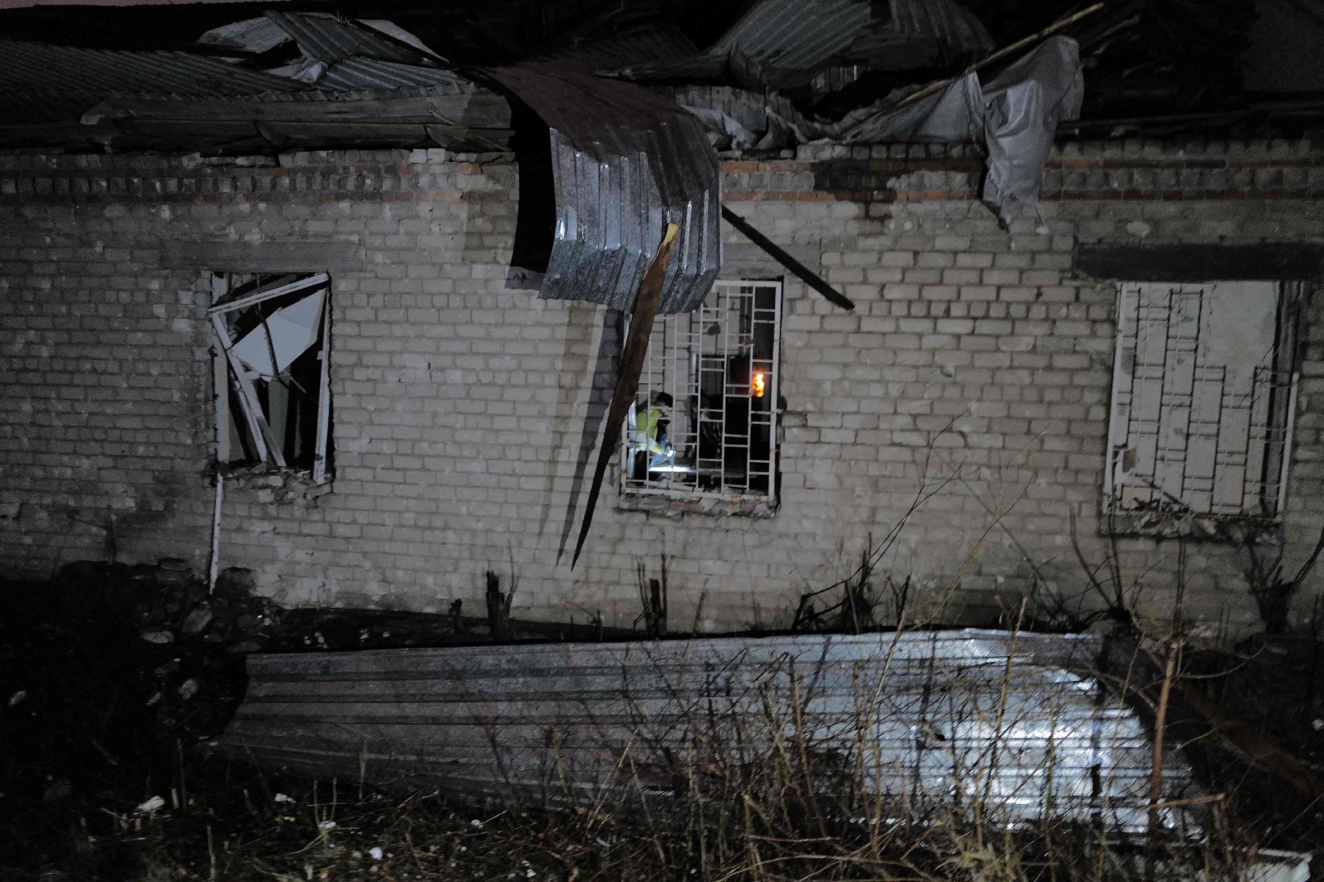 Esta fotografia tirada em 21 de novembro de 2024 mostra um centro de reabilitação danificado para pessoas com deficiência em Dnipro, em meio à invasão russa da Ucrânia. A Ucrânia, em 21 de novembro de 2024, acusou a Rússia de ter implantado um míssil balístico projetado para transportar ogivas nucleares pela primeira vez na história, o que, se confirmado, seria uma grande escalada da guerra. (Foto de Florent VERGNES / AFP)