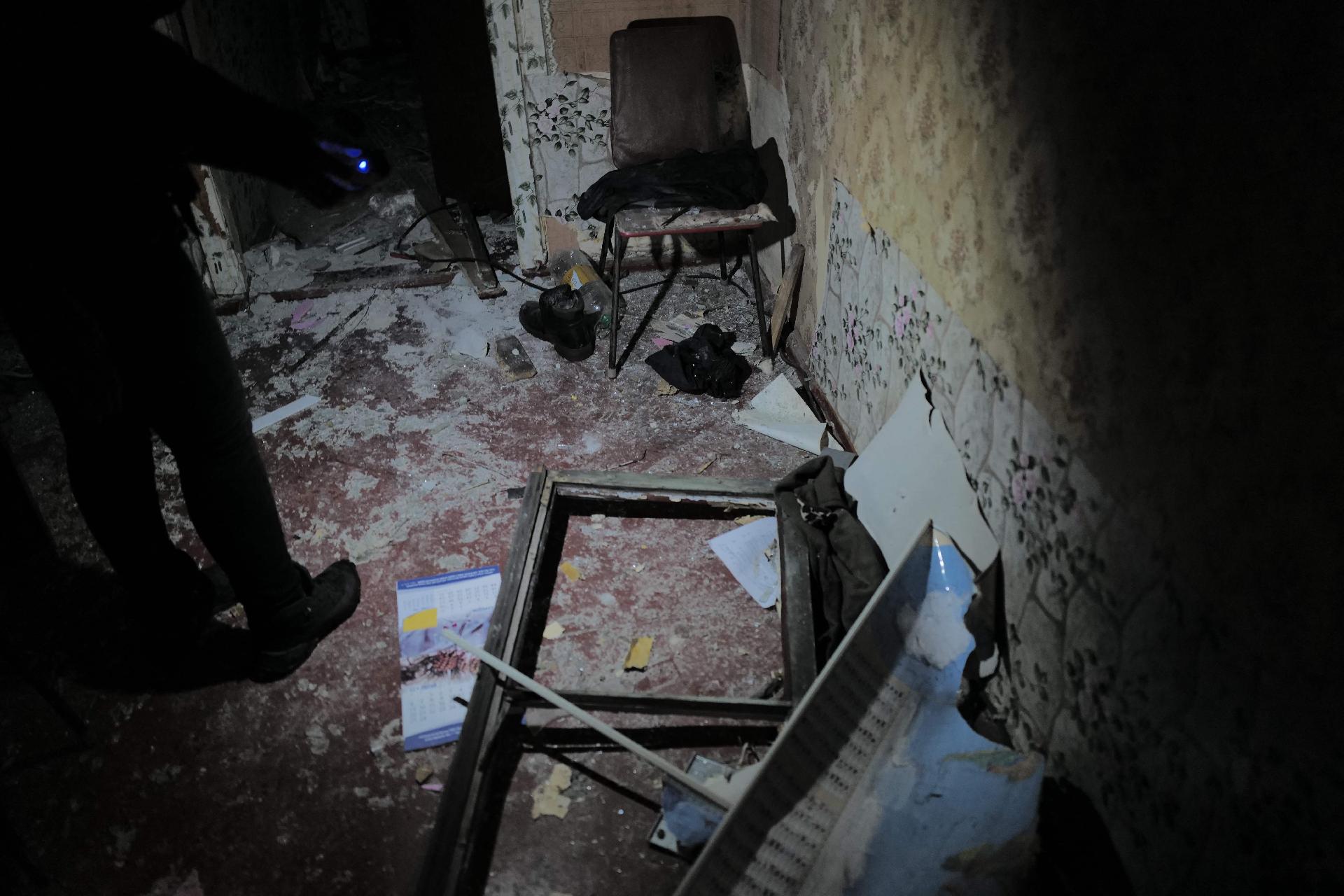 Esta fotografia mostra o interior de um centro de reabilitação danificado para pessoas com deficiência em Dnipro, em 21 de novembro de 2024, em meio à invasão russa da Ucrânia. A Ucrânia, em 21 de novembro de 2024, acusou a Rússia de ter implantado um míssil balístico projetado para transportar ogivas nucleares pela primeira vez na história, o que, se confirmado, seria uma grande escalada da guerra. (Foto de Florent VERGNES / AFP)