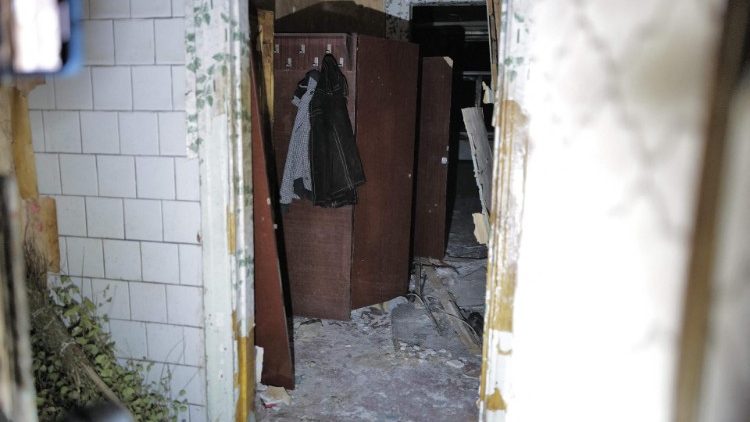 Esta fotografia mostra o interior de um centro de reabilita&ccedil;&atilde;o danificado para pessoas com defici&ecirc;ncia ap&oacute;s um ataque russo em Dnipro, em 21 de novembro de 2024, em meio &agrave; invas&atilde;o russa da Ucr&acirc;nia. A Ucr&acirc;nia, em 21 de novembro de 2024, acusou a R&uacute;ssia de ter implantado um m&iacute;ssil bal&iacute;stico projetado para transportar ogivas nucleares pela primeira vez na hist&oacute;ria, o que, se confirmado, seria uma grande escalada da guerra. (Foto de Florent VERGNES / AFP)