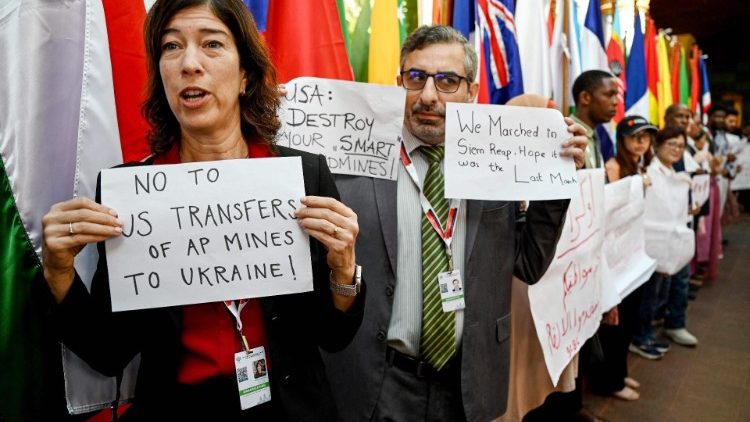 Aktivisten und Überlebende protestieren in Kambodscha gegen Landminen