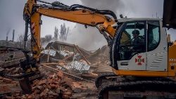 I soccorrritori al lavoro a Sumy