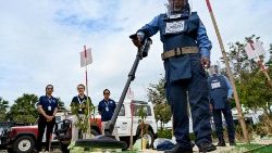 சிரியாவில் வெடிக்காத வெடிகுண்டுகளை அகற்றும் பணி 