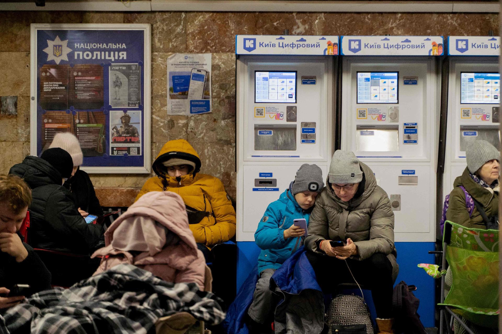 Moradores locais se abrigam em uma estação de metrô durante um alarme de ataque aéreo em Kiev, em 28 de novembro de 2024, em meio à invasão russa na Ucrânia. (Foto de Tetiana DZHAFAROVA / AFP)