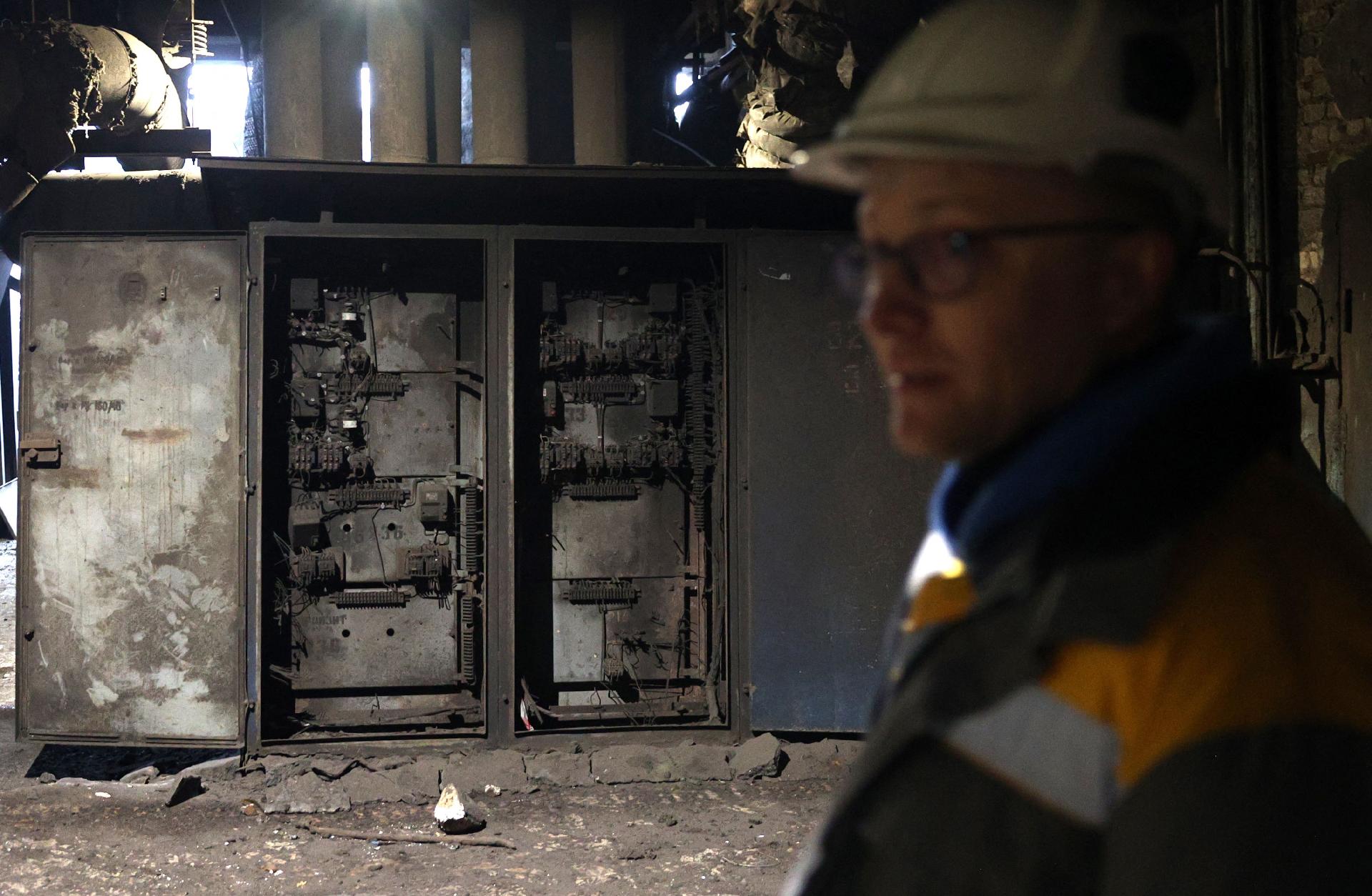Um trabalhador observa uma usina termelétrica que foi destruída durante um ataque de mísseis, em um local não revelado na Ucrânia, em 5 de dezembro de 2024, em meio à invasão russa da Ucrânia. (Foto de Anatolii STEPANOV / AFP)