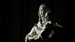 குழந்தை இயேசுவுடன் அன்னை மரியா