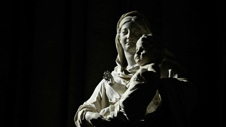 குழந்தை இயேசுவுடன் அன்னை மரியா