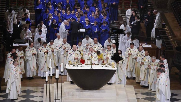 Foto de arquivo, 2024: sacerdotes celebrando na Catedral de Notre Dame, em Paris, no dia de sua reabertura (AFP or licensors)