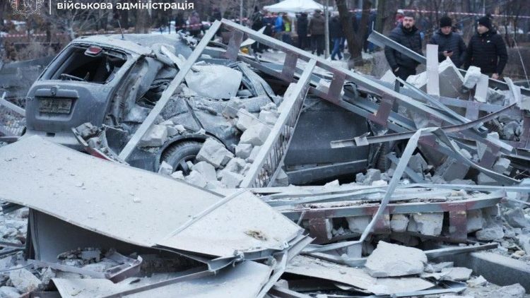 Fotografia de folheto publicada em 10 de dezembro de 2024, no canal oficial do Telegram do chefe da Administração Militar Regional de Zaporizhzhia, Ivan Fedorov, mostra um carro danificado e escombros após um ataque na cidade de Zaporizhzhia, em meio à invasão russa da Ucrânia. Um ataque russo em 10 de dezembro de 2024 matou três pessoas e feriu outras 11 na cidade de Zaporizhzhia, no sul da Ucrânia, disse o chefe da Administração Militar Regional de Zaporizhzhia, Ivan Fedorov. (Photo by Handout / Telegram /@ivan_fedorov_zp / AFP)