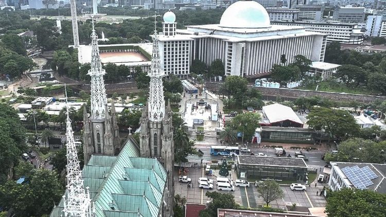 Die katholische Kathedrale in Jakarta und die Istiqlal-Moschee - beide sind durch einen Tunnel miteinander verbunden