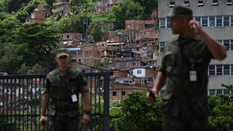Una pattuglia delle forze di sicurezza a nord di Rio de Janeiro