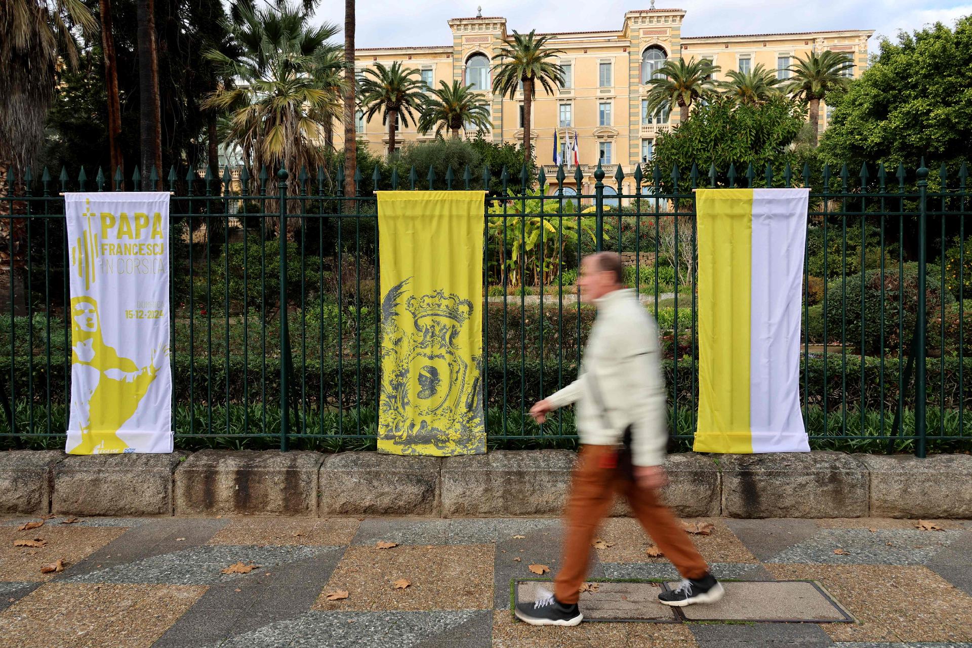 Vor der Papstankunft in Ajaccio