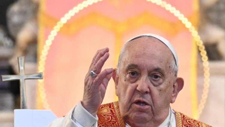 TOPSHOT-FRANCE-VATICAN-RELIGION-POPE-CORSICA