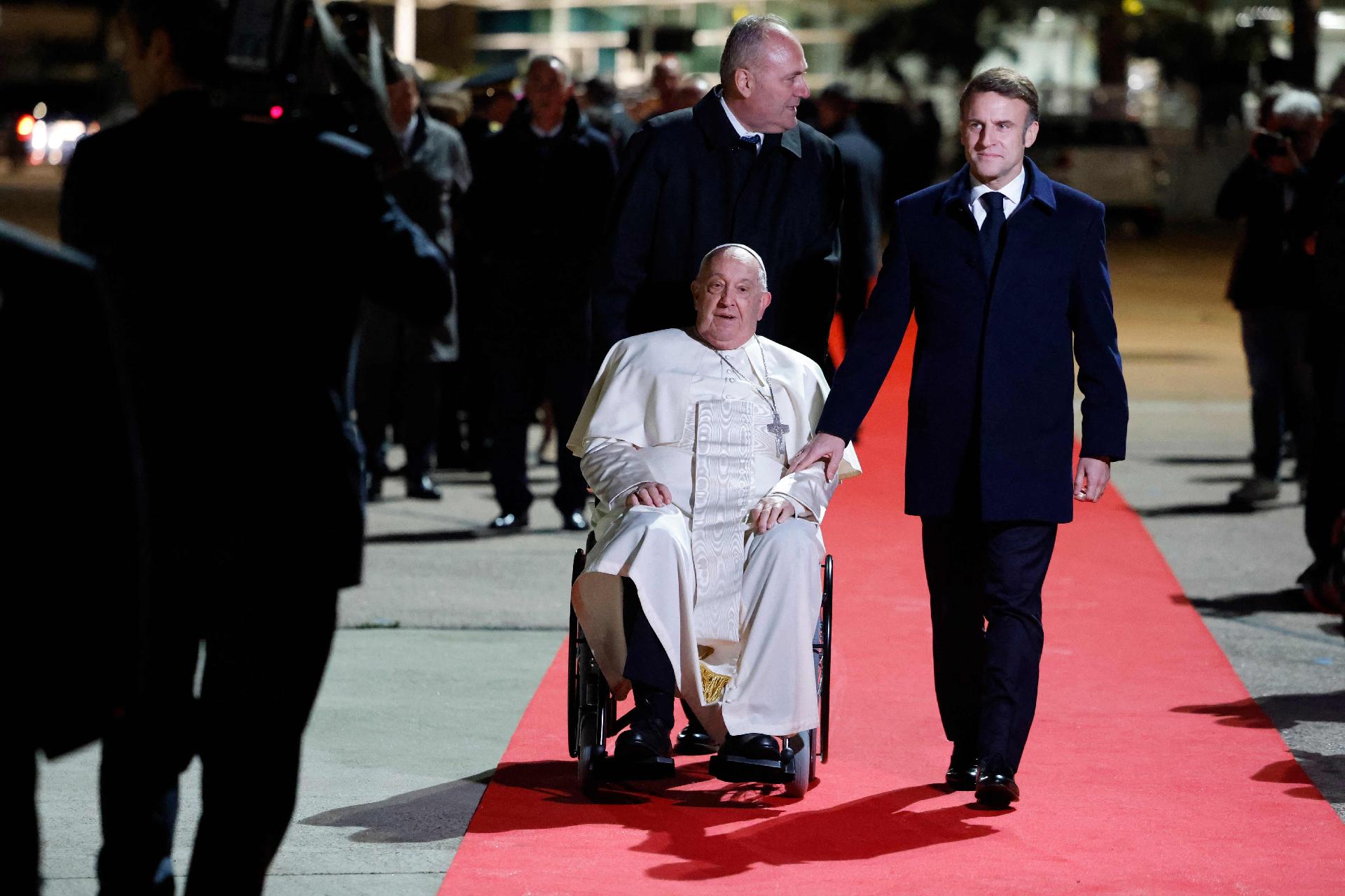 Францішак з Эмануэлем Макронам у аэрапорце Ажаксьё