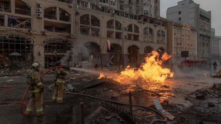 Bombeiros ucranianos tentam apagar um inc&ecirc;ndio no local de um ataque de m&iacute;ssil russo em Kiev em 20 de dezembro de 2024, em meio &agrave; invas&atilde;o russa na Ucr&acirc;nia. (Foto de Roman PILIPEY / AFP)