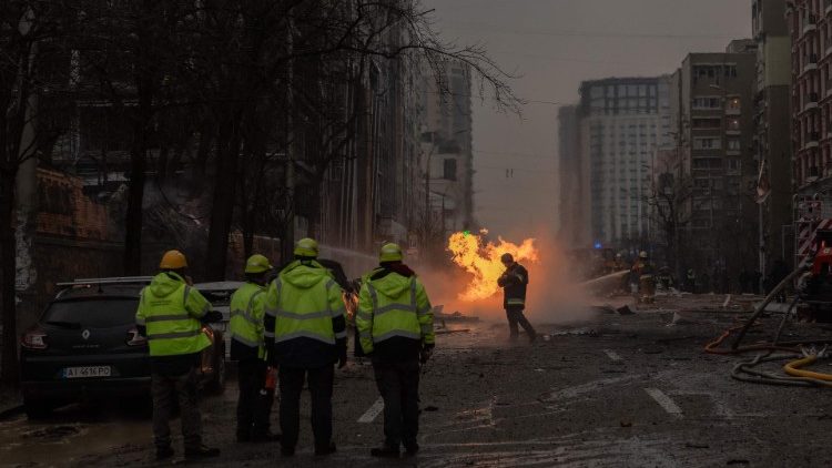 Bombeiros ucranianos tentam apagar um inc&ecirc;ndio no local de um ataque de m&iacute;ssil russo em Kiev em 20 de dezembro de 2024, em meio &agrave; invas&atilde;o russa na Ucr&acirc;nia. (Foto de Roman PILIPEY / AFP)