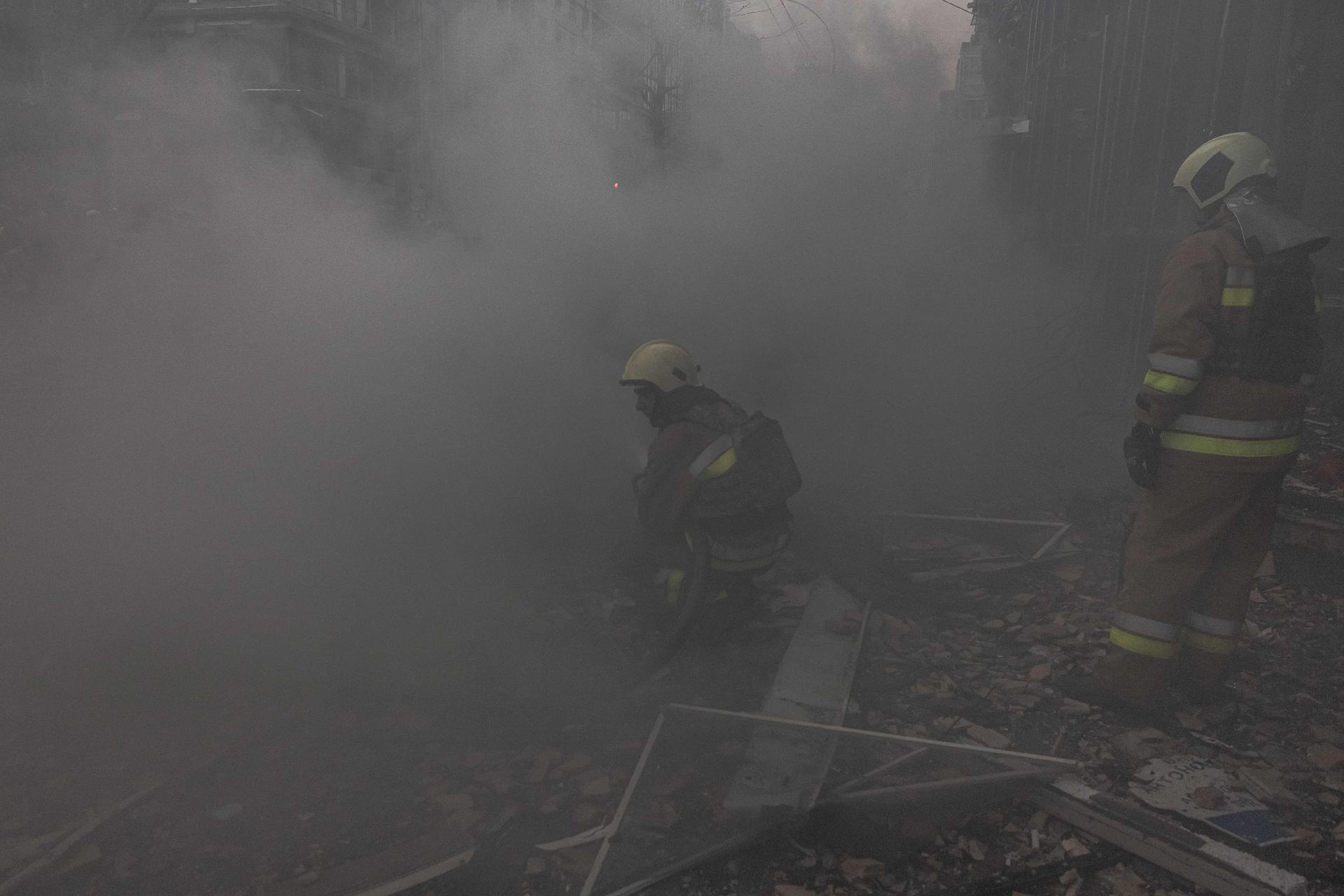 Bombeiros ucranianos trabalham no local de um ataque de míssil russo em Kiev em 20 de dezembro de 2024, em meio à invasão russa na Ucrânia. (Foto de Roman PILIPEY / AFP)