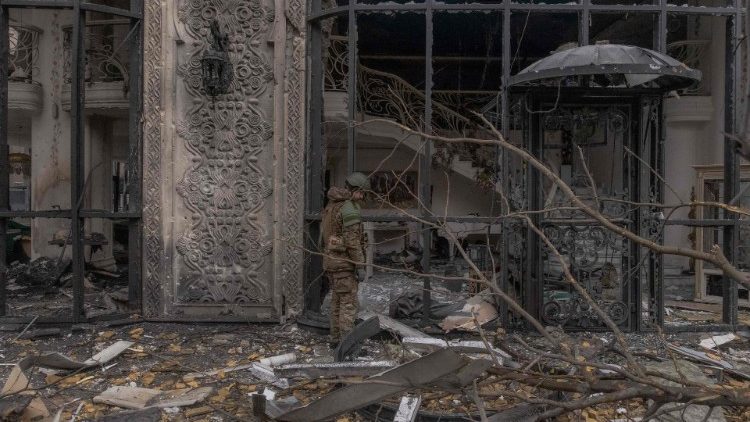Uma pessoa em traje militar fica no local de um ataque com m&iacute;sseis russos em Kiev em 20 de dezembro de 2024, em meio &agrave; invas&atilde;o russa na Ucr&acirc;nia. (Foto de Roman PILIPEY / AFP)