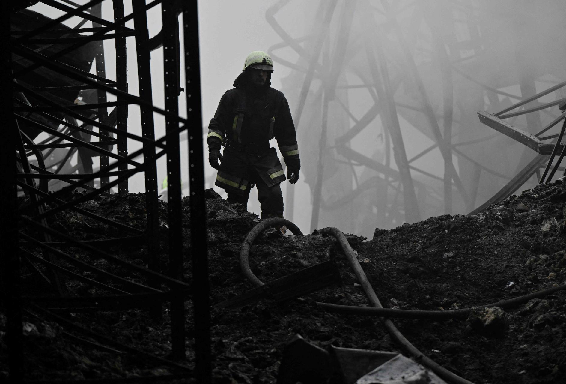 Um socorrista ucraniano trabalha no local de um ataque de drone em um armazém no distrito de Boryspil, na região de Kiev, em 20 de dezembro de 2024, em meio à invasão russa da Ucrânia. (Foto de Genya SAVILOV / AFP)