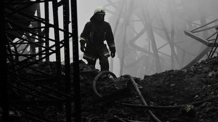 Um socorrista ucraniano trabalha no local de um ataque de drone em um armaz&eacute;m no distrito de Boryspil, na regi&atilde;o de Kiev, em 20 de dezembro de 2024, em meio &agrave; invas&atilde;o russa da Ucr&acirc;nia. (Foto de Genya SAVILOV / AFP)