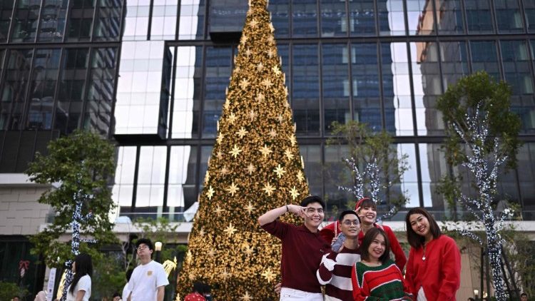 Người dân Thái Lan chụp ảnh cạnh một cây thông Giáng Sinh ở Bangkok