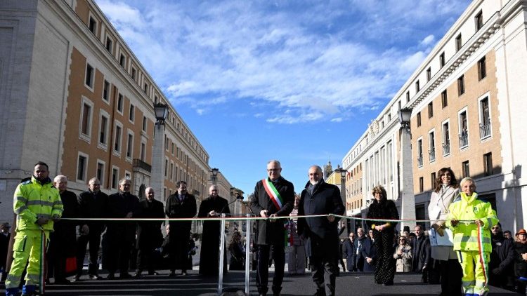 Na otvoren&iacute; zrekonštruovan&eacute;ho n&aacute;mestia Piazza Pia sa z&uacute;častnil aj kard. Parolin