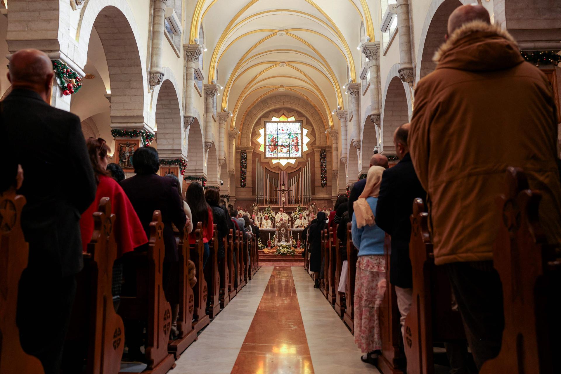 O Patriarca Latino de Jerusalém na Missa de Natal na Igreja de Santa Catarina, no Complexo da Igreja da Natividade, em 25 de dezembro de 2024. (Foto de HAZEM BADER / AFP)