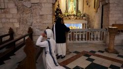 வெஸ்ட் பேங்க் பகுதியின் கோவிலில் செபிக்கும் ஓர் அருள்சகோதரி