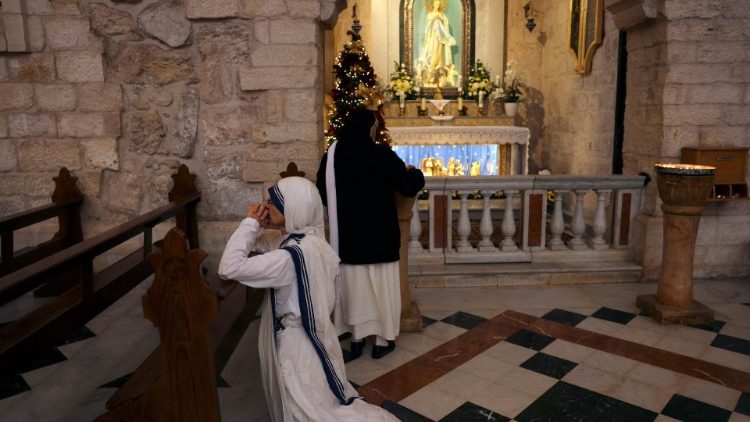 வெஸ்ட் பேங்க் பகுதியின் கோவிலில் செபிக்கும் ஓர் அருள்சகோதரி