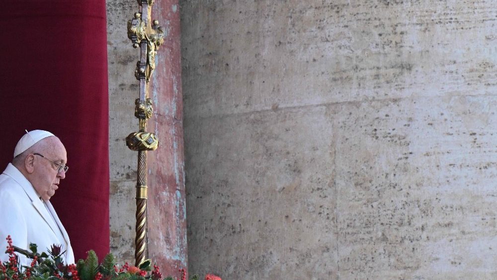 Францішак падчас традыцыйнага каляднага благаслаўлення Urbi et Orbi на балконе Базілікі Святога Пятра ў Ватыкане. 25 снежня 2024 года