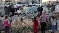 Gli effetti dei raid israeliani sulle tende di un campo profughi a Khan Yunis, Gaza