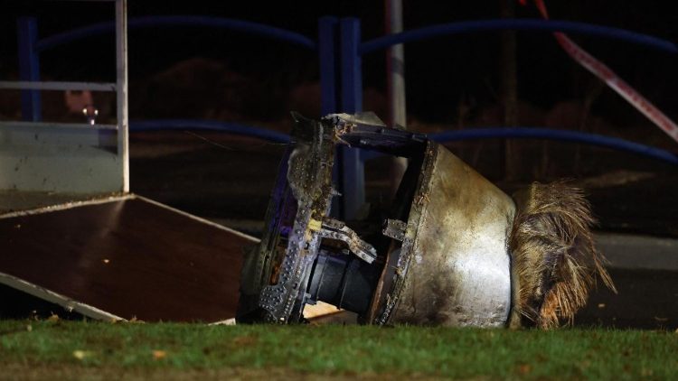 Frammenti del missile abbattuto dalle difese israeliane