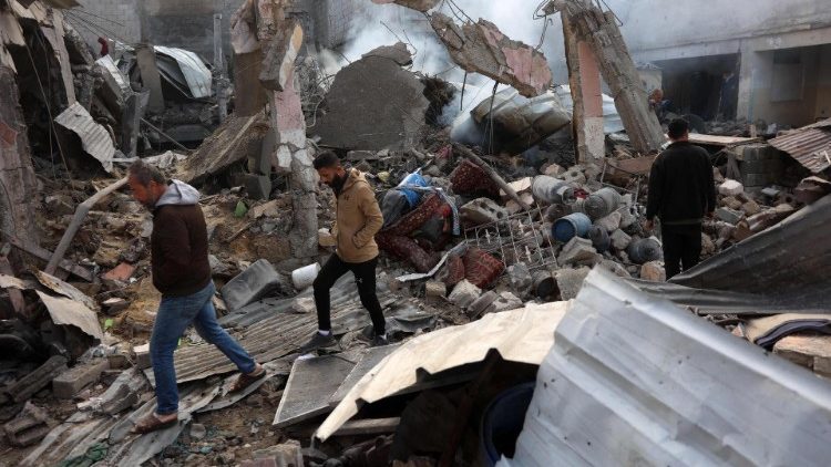 गाजा शहर में बमबारी के बाद