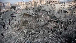 Le macerie di un edificio residenziale colpito dai bombardamenti israeliani nella zona di Saraya ad al-Rimal, nel centro di Gaza City
