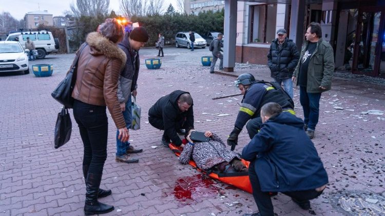 Esta fotografia de folheto disponibilizada pela Administração Militar Regional de Zaporizhzhia em 8 de janeiro de 2025 mostra um homem ajudando uma pessoa ferida no local de um ataque aéreo russo na cidade de Zaporizhzhia, em meio à invasão russa da Ucrânia. Treze pessoas foram mortas em um ataque aéreo russo na cidade industrial de Zaporizhzhia, no centro da Ucrânia, disse o governador regional em 8 de janeiro de 2025 em um novo balanço. (Photo by Handout / Zaporizhzhia Regional Military Administration / AFP)