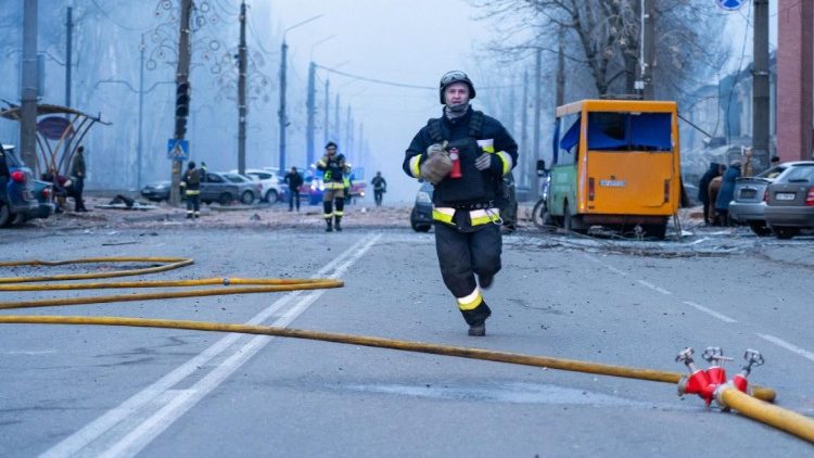 Esta fotografia de folheto disponibilizada pela Administração Militar Regional de Zaporizhzhia em 8 de janeiro de 2025 mostra carros em chamas após um ataque russo na cidade de Zaporizhzhia, em meio à invasão russa da Ucrânia. Treze pessoas foram mortas em um ataque aéreo russo na cidade industrial de Zaporizhzhia, no centro da Ucrânia, disse o governador regional em 8 de janeiro de 2025 em um novo balanço. (Photo by Handout / Zaporizhzhia Regional Military Administration / AFP)  Esta fotografia de folheto disponibilizada pela Administração Militar Regional de Zaporizhzhia em 8 de janeiro de 2025 mostra bombeiros no local de um ataque russo na cidade de Zaporizhzhia, em meio à invasão russa da Ucrânia. Treze pessoas foram mortas em um ataque aéreo russo na cidade industrial de Zaporizhzhia, no centro da Ucrânia, disse o governador regional em 8 de janeiro de 2025 em um novo balanço. . (Photo by Handout / Zaporizhzhia Regional Military Administration / AFP)