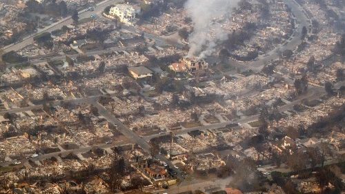 लॉस एंजिल्स में आग के पीड़ितों के लिए संत पापा फ्राँसिस का दुख