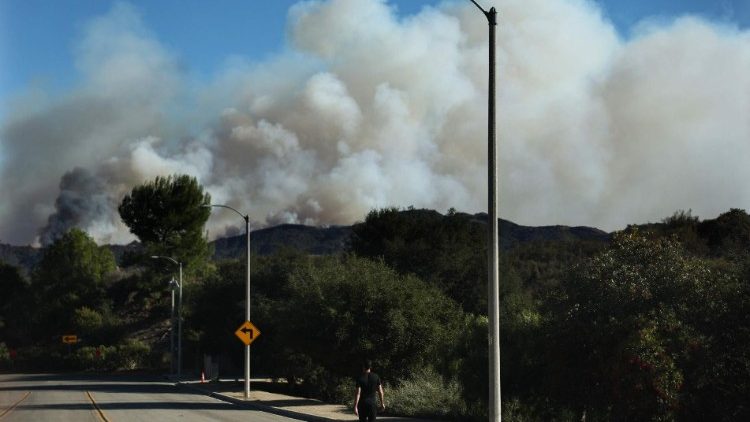 காட்டுத்தீயால் ஏற்பட்டுள்ள புகை மண்டலம்